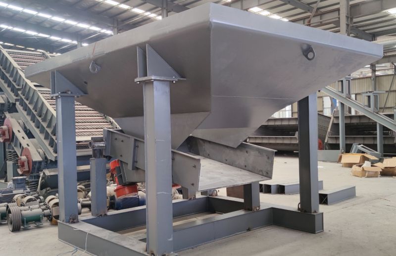 年產(chǎn)100萬(wàn)噸石英砂礦項(xiàng)目 輪式可移動(dòng)篩石機(jī)成套試裝試車-新鄉(xiāng)誠(chéng)信振動(dòng)